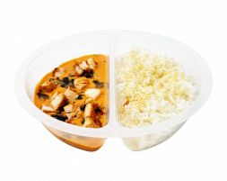 Курица в сливочном соусе Том-кха и рисом