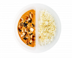 Курица в сливочном соусе Том-кха и рисом